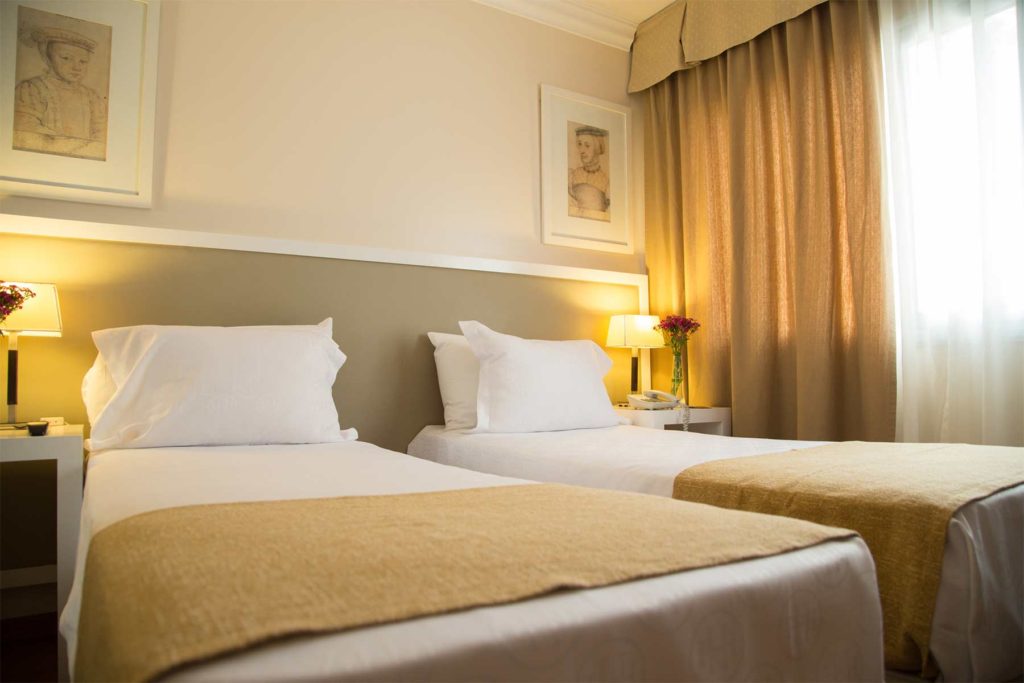 Quarto confortável do Huentala Hotel